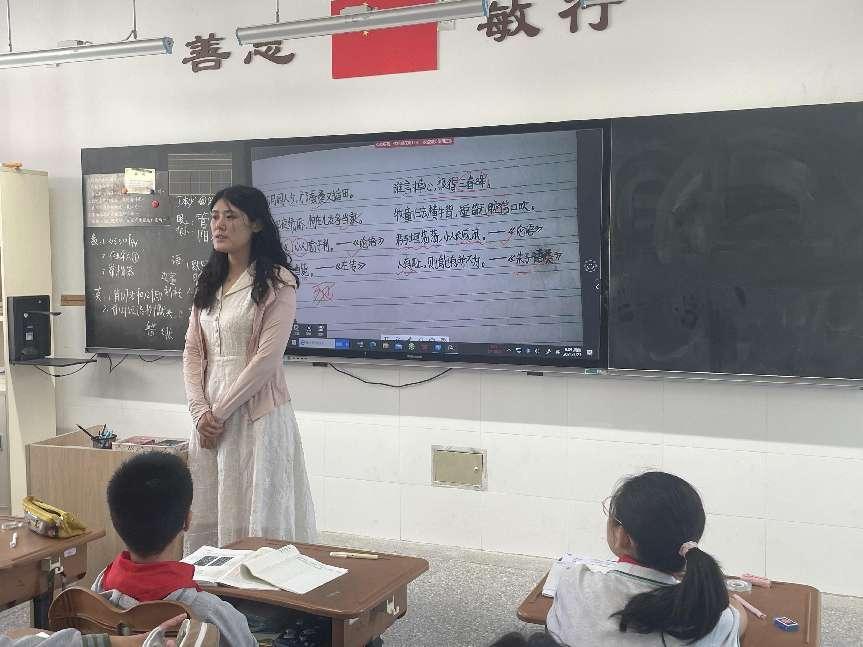 2024.05.23不学礼，无以立——记紫金小学“仪式之礼”主题晨会_html_m543bc4a0.jpg