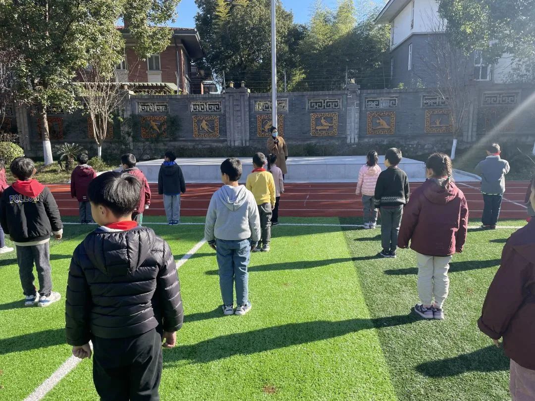 【书院紫金】弯腰捡垃圾 校园更美丽——记紫金小学文明校园环保主题活动