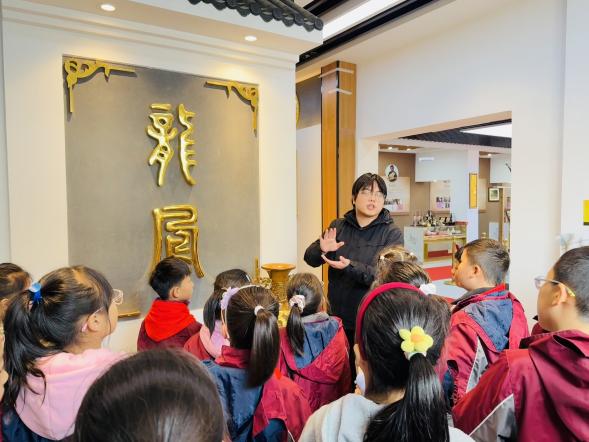 探寻非遗魅力,传承金箔匠心——记紫金小学走进南京金线金箔总厂研学活动_html_m13c517dc.jpg