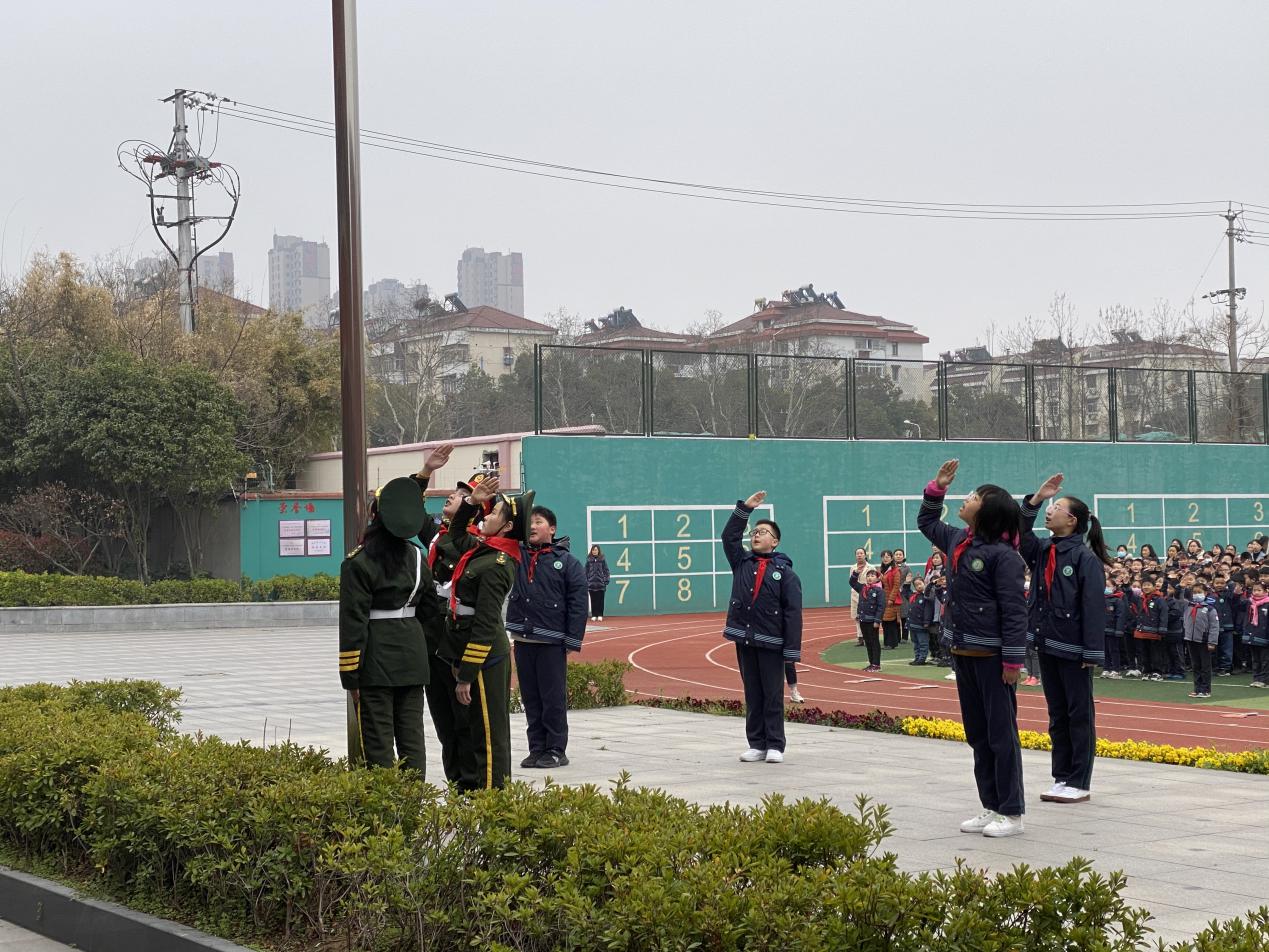 第三周升旗仪式报道_html_32ff2b10.jpg