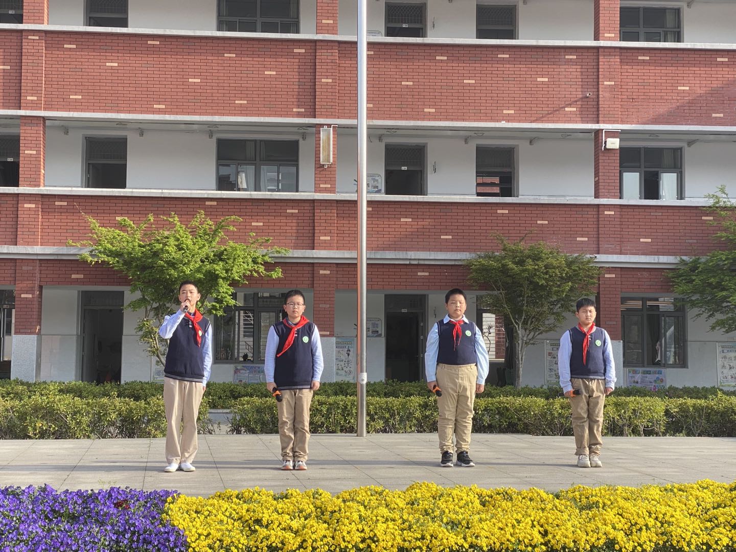 清明祭英烈主题升旗仪式新闻稿_html_m544e2375.jpg