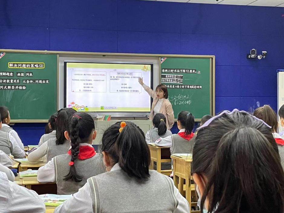 11月优秀党员事迹，徐婷婷_html_1c4b3ccf.jpg