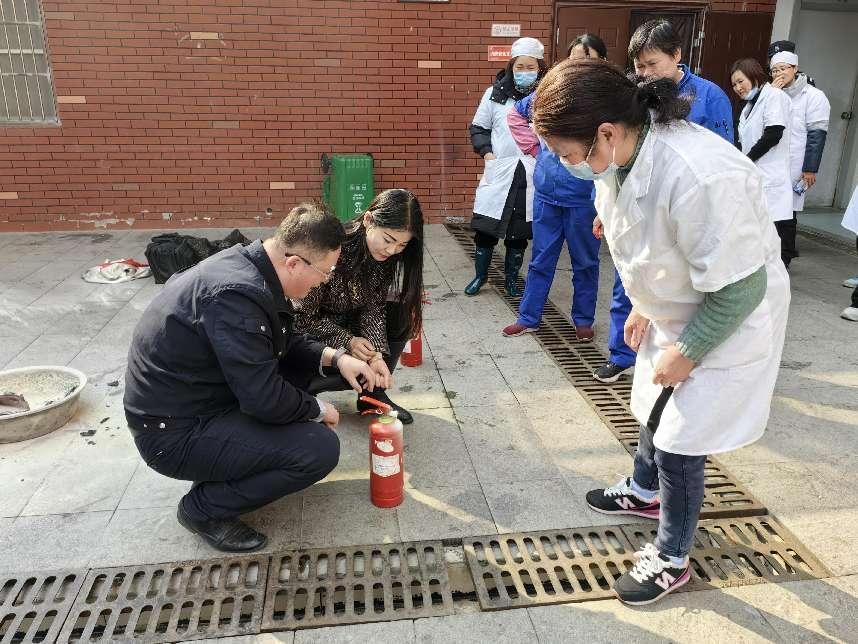 强化消防意识，筑牢校园安全防线——南京市栖霞区迈皋桥中心小学开展后勤人员消防培训活动_html_m64c2f5b8.jpg