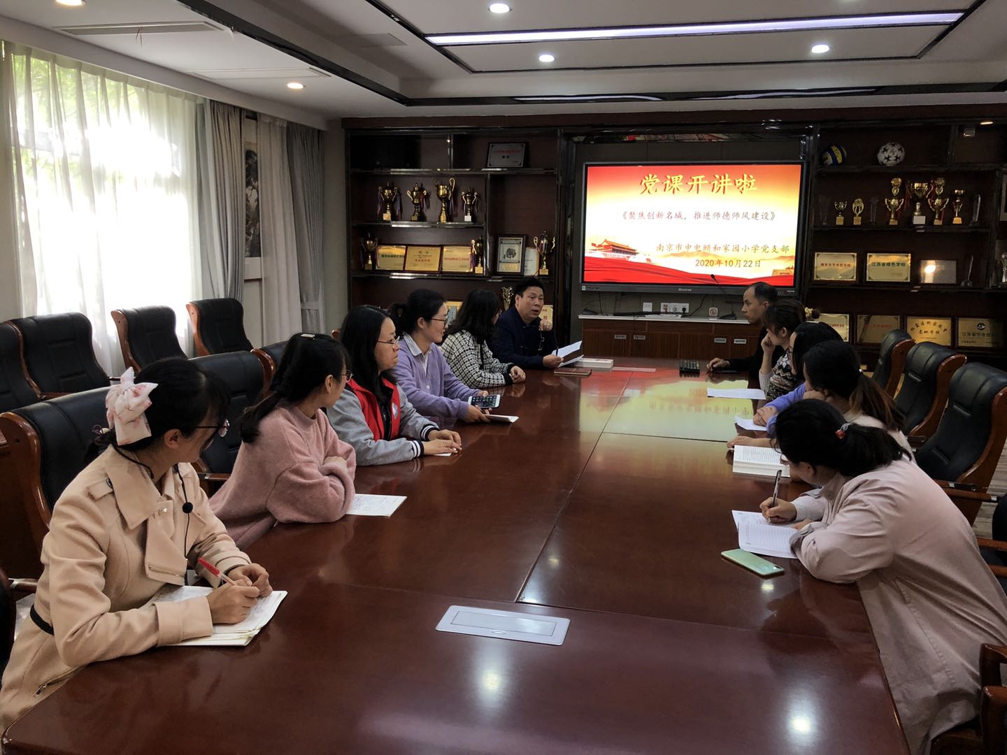 聚焦创新名城 推进师德师风建设_html_m1de34d6e.jpg
