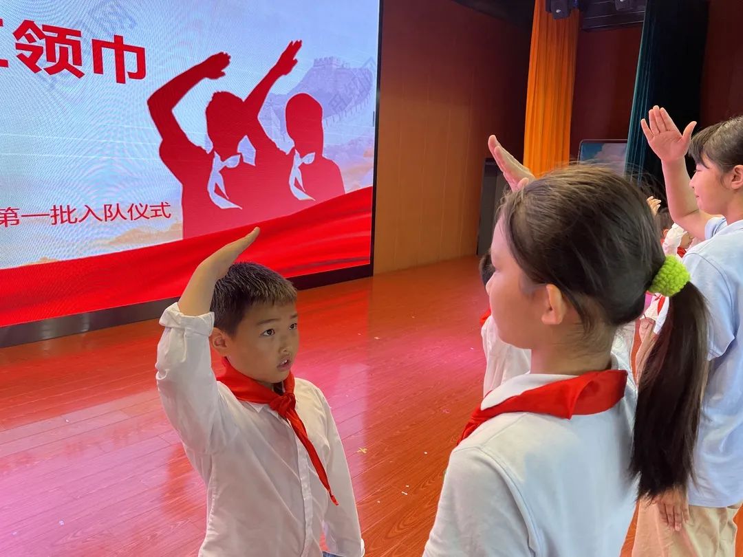 喜迎二十大 争做好队员——迈皋桥中心小学一年级第一批次入队仪式_html_37601efa.jpg