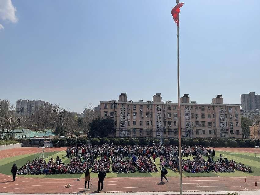 22.03.11火速行动 防范未然——迈皋桥中心小学开展消防应急疏散演练活动_html_7d2669c4.jpg