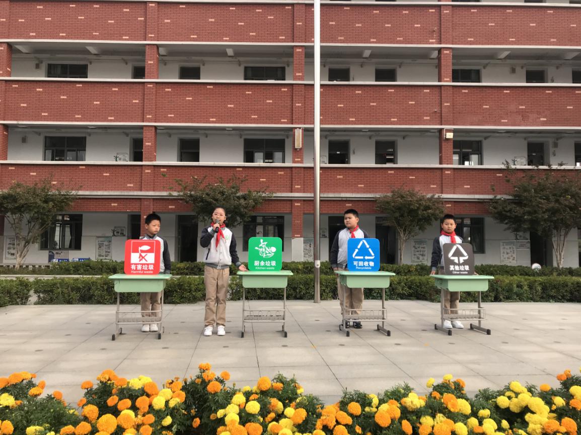 垃圾分类  从我做起11.2升旗仪式报道_html_6e7ae00.jpg