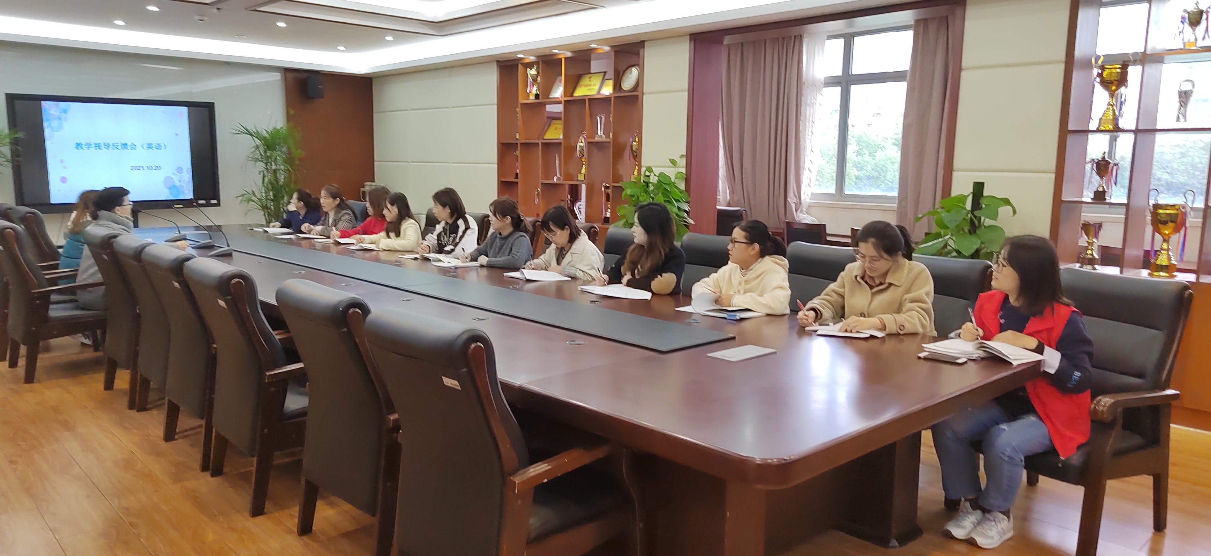 英语视导反馈会报道10.20_html_m2c395f14.jpg