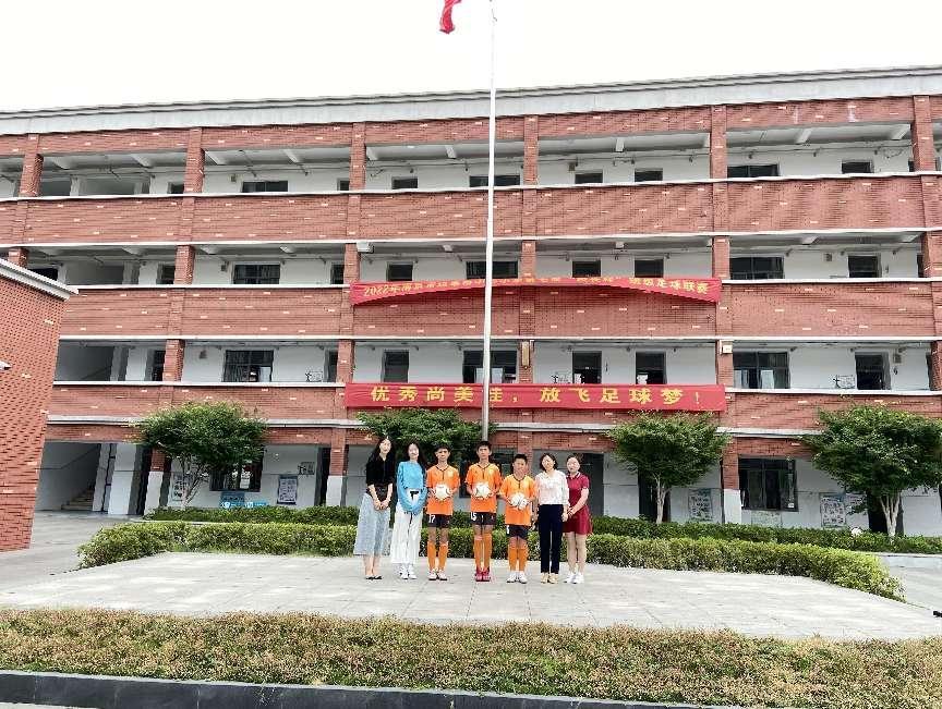 优秀尚美娃,放飞足球梦--2022年迈皋桥中心小学第七届“校长杯”班级足球联赛_html_7733b05c.jpg