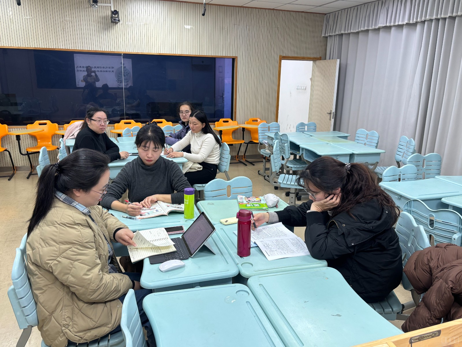 评课研讨.JPG 评课研讨.JPG