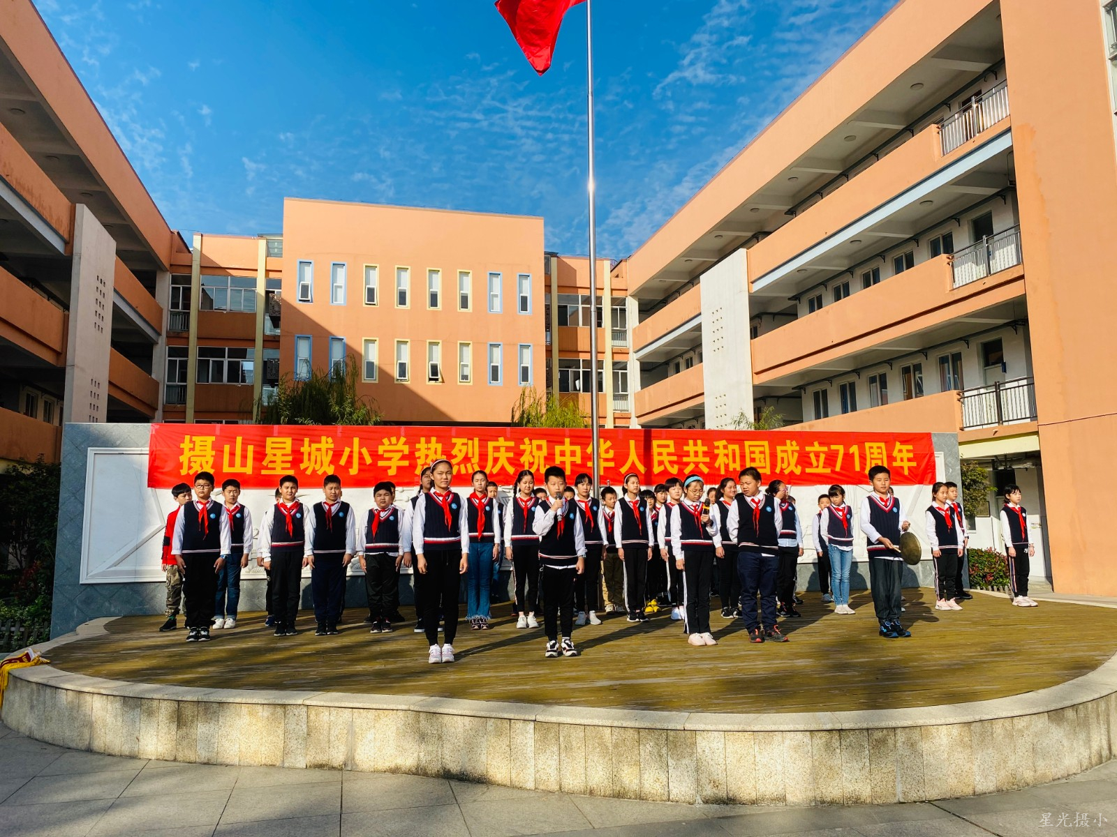 学生表演.JPG