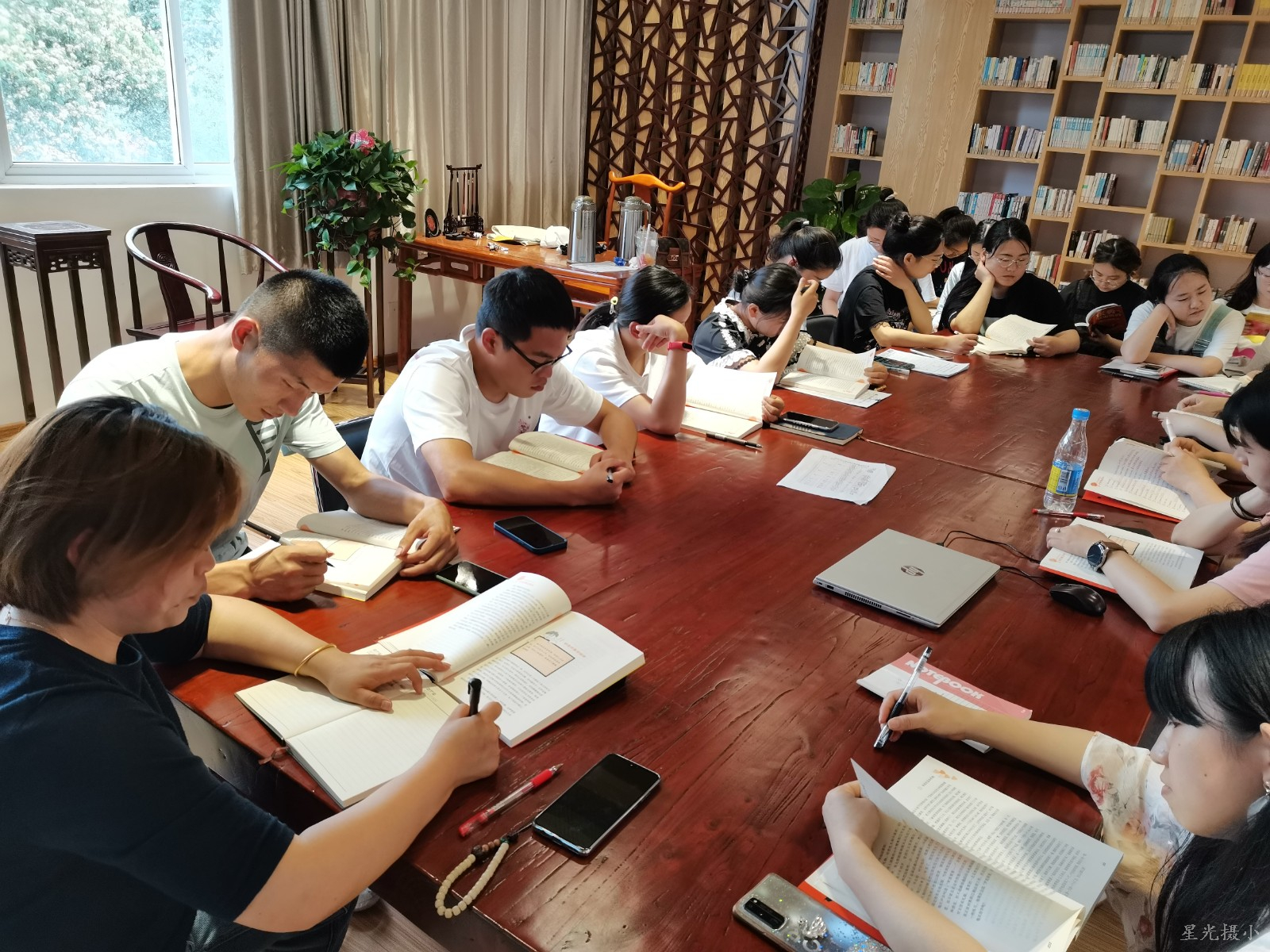 老师们认真阅读.jpg