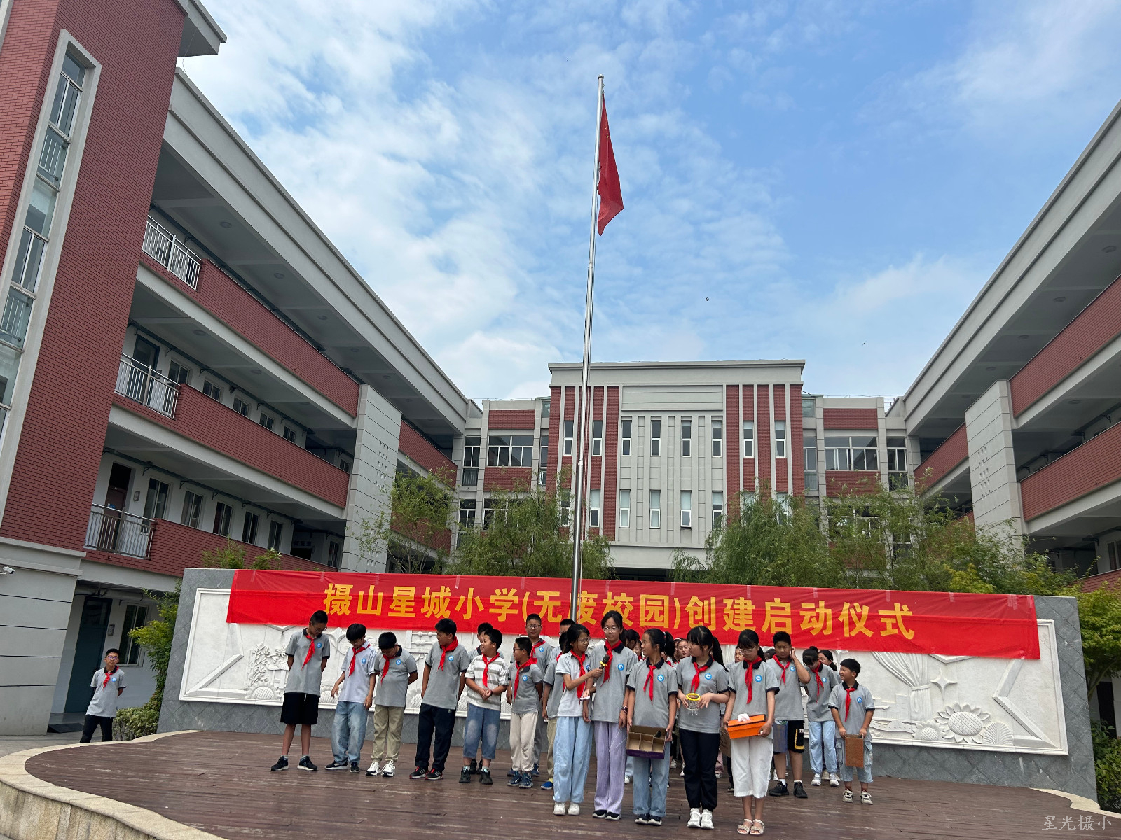 学生表演.jpg