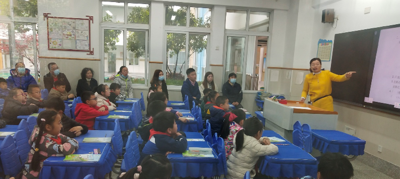 课堂上学生认真听讲.png