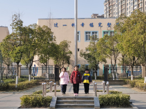 【星光摄小】缅怀伟人 弘扬美德——摄小天佐路校区第17周升旗报道