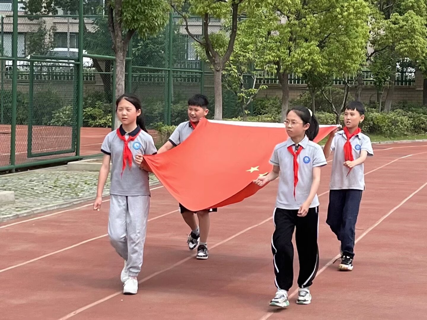 【星光摄小】“快乐童年，绽放自我，争做中华好儿郎”——摄小天佐路校区第十七周升旗仪式系列报道