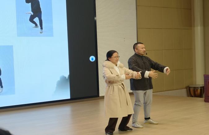 著名八段锦功法大师现身学校_html_71e8a6c0.jpg