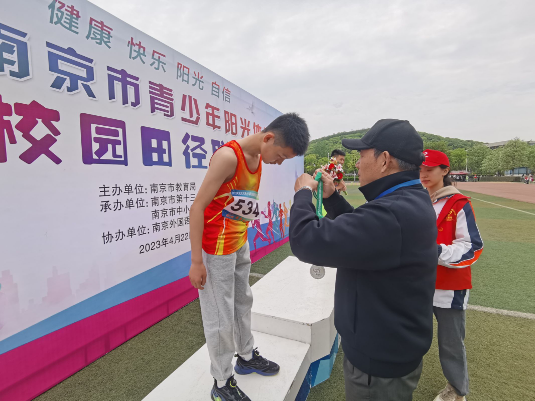 田径队新闻稿(1)_html_5d39280a.png