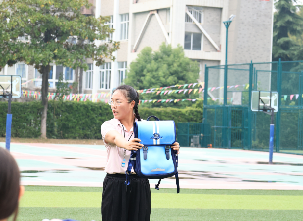 负重前行的小小兵——体育组教研系列活动（二）(1)_html_3138c6c0.png