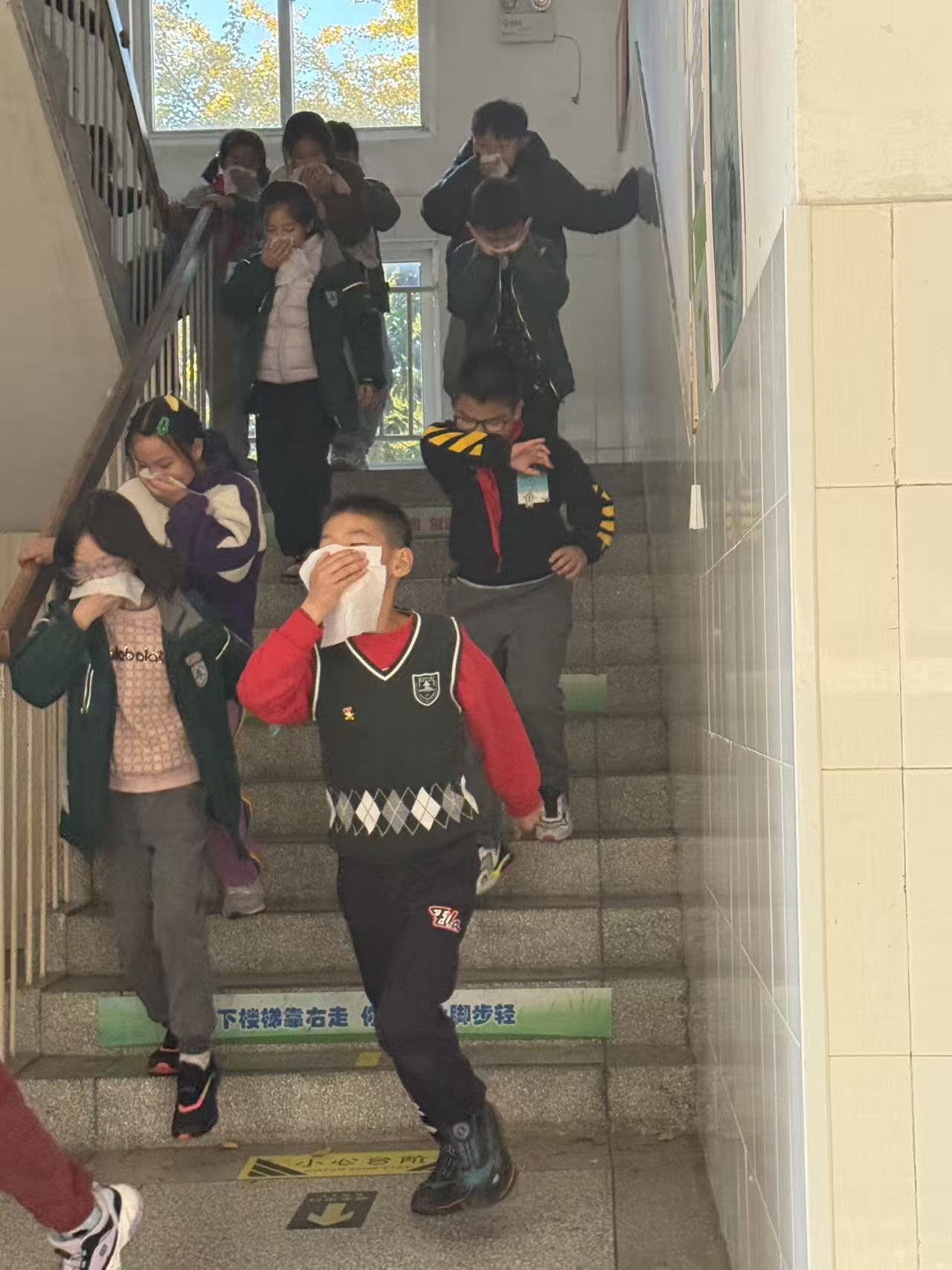 疏散过程中照片 (3).jpg 疏散过程中照片 (3).jpg