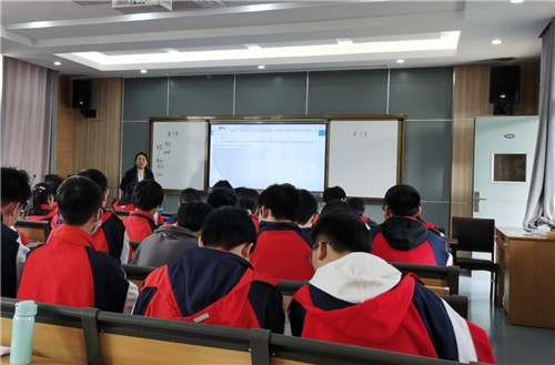 3 杨老师授课.jpg