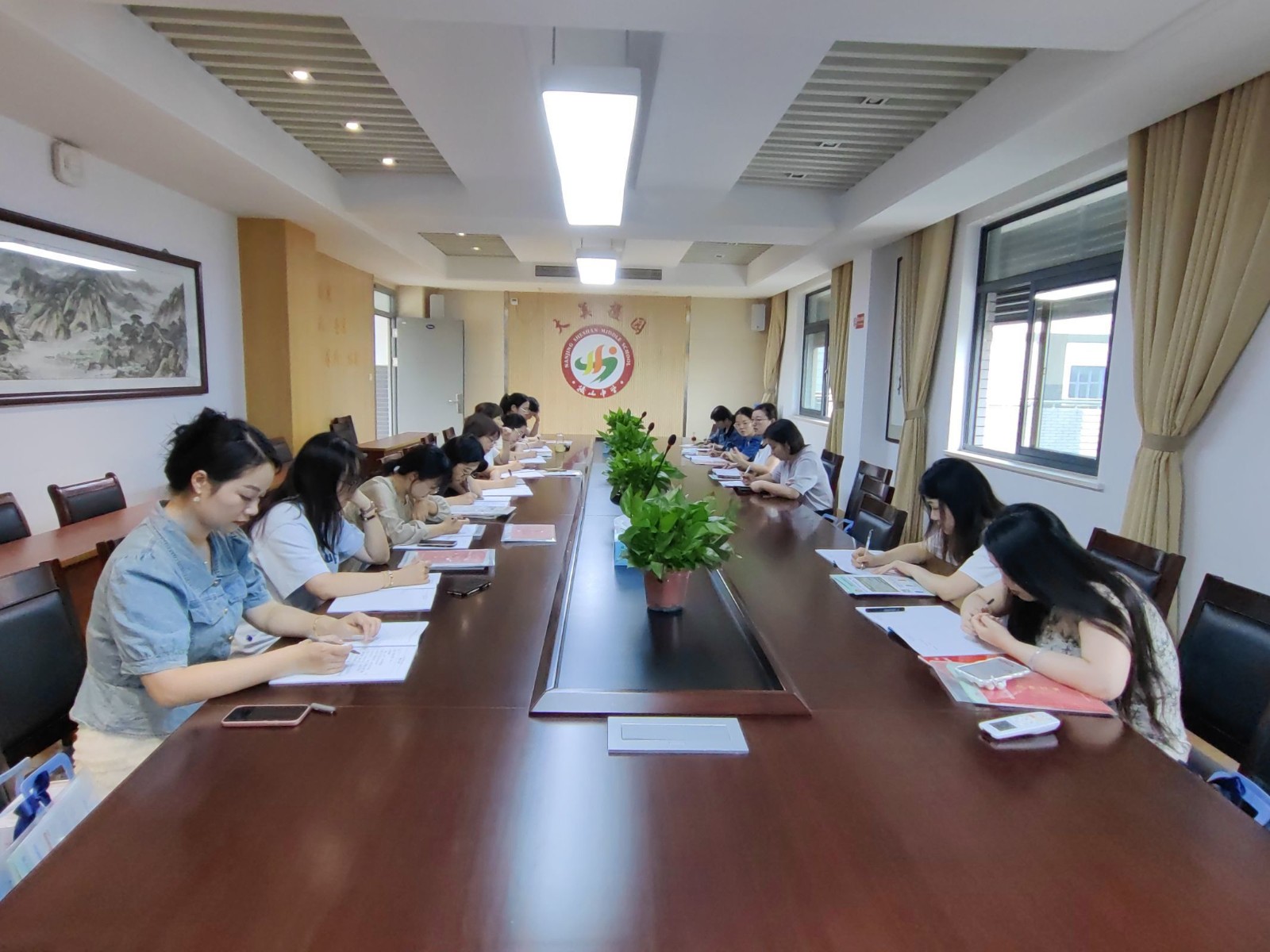 班主任认真记录全景图片.jpg