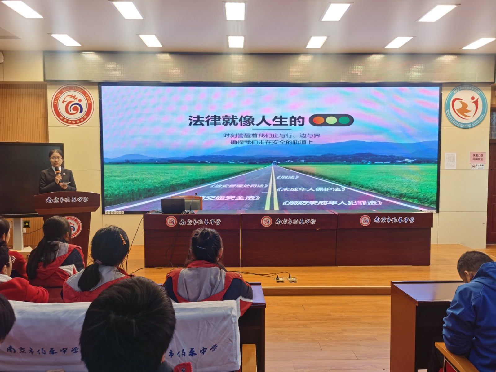 巫检察官讲座.jpg