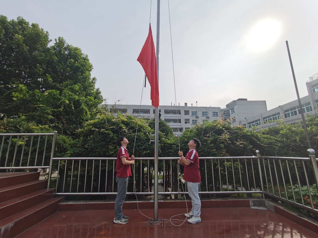 6月13日  第十九周升旗仪式：期末总动员_html_1b30b2f6.jpg