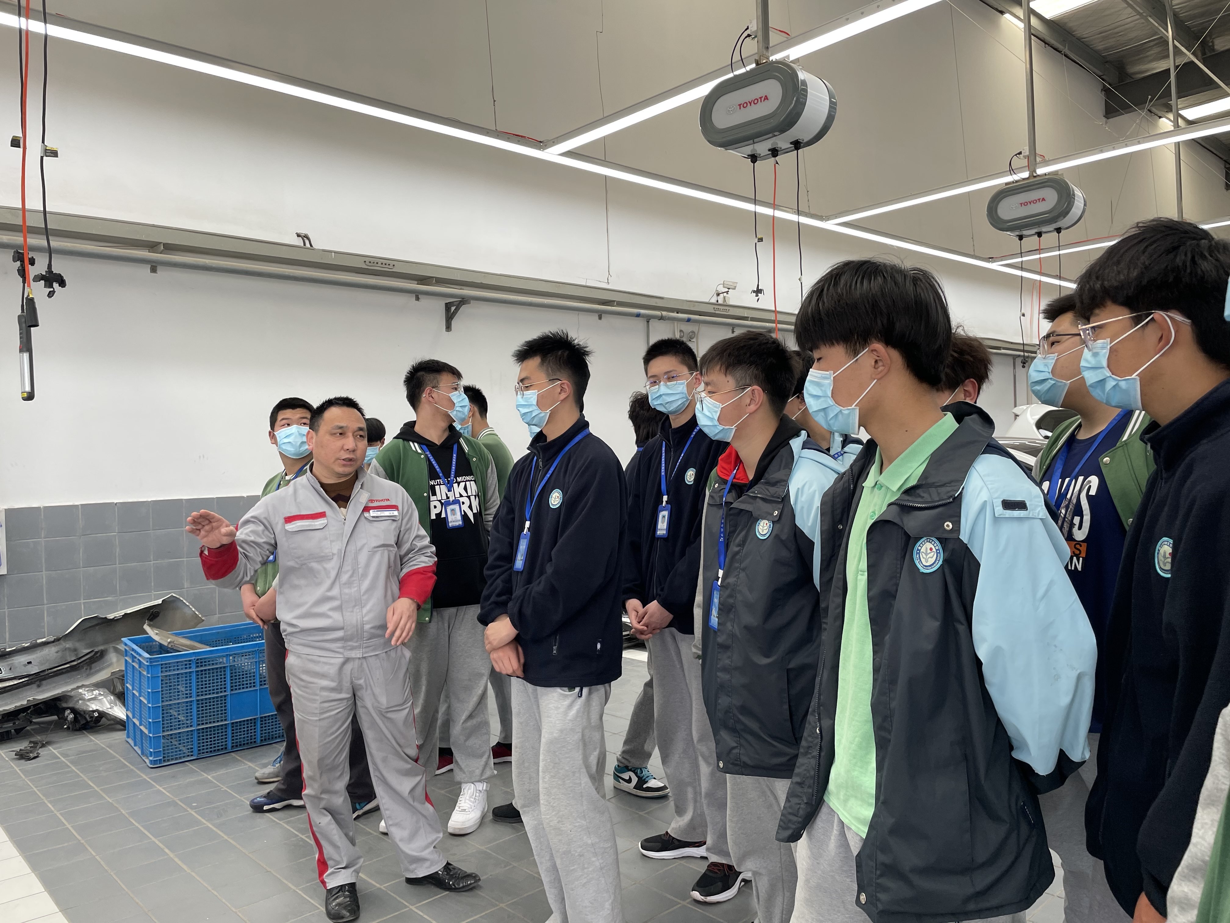 走进企业  “触摸”就业_html_me368839.jpg