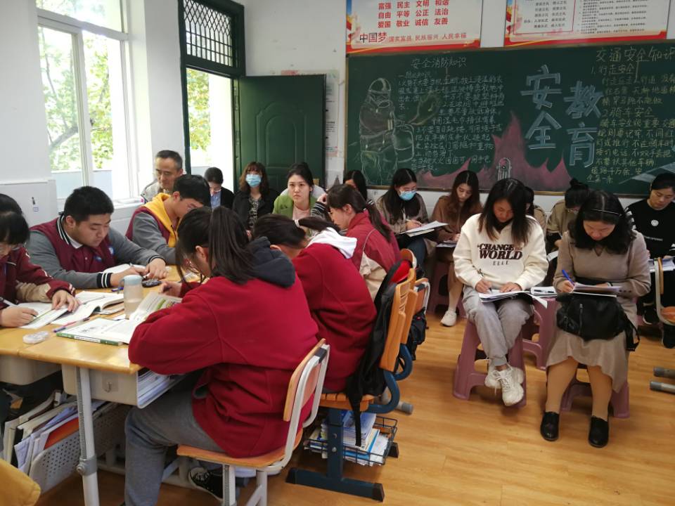20221014同课异构 同放异彩（迈皋桥英语组“同课异构”研讨活动）1_html_2b3ed17d.jpg