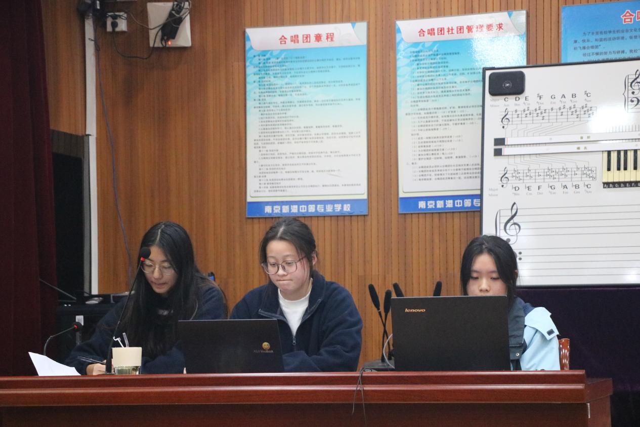新港中专校园十佳歌手大赛圆满落幕_html_m36d7027a.jpg