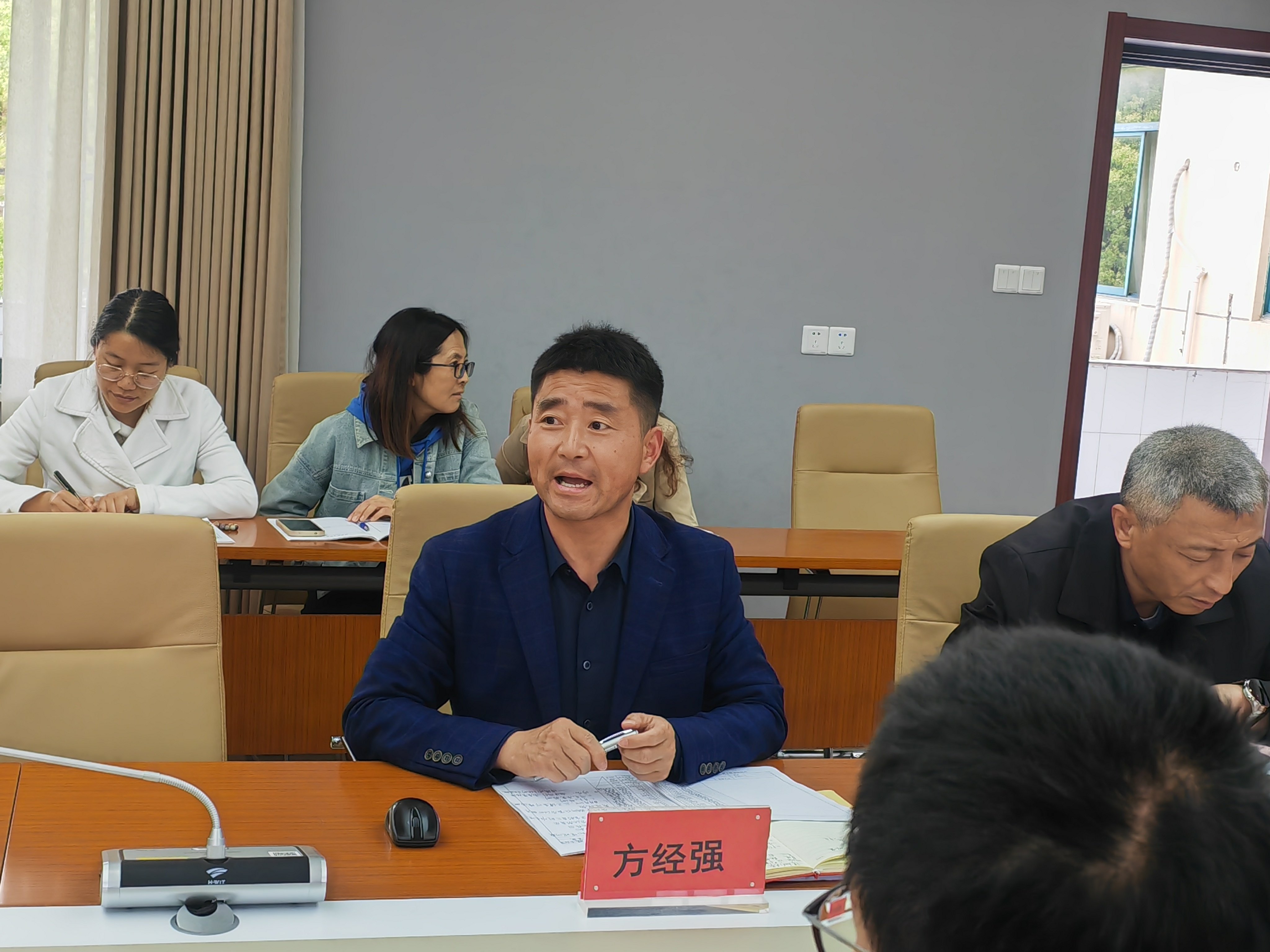 相伴同行，高质量陪伴——浅议班主任的专业道德_html_73c0a936.jpg