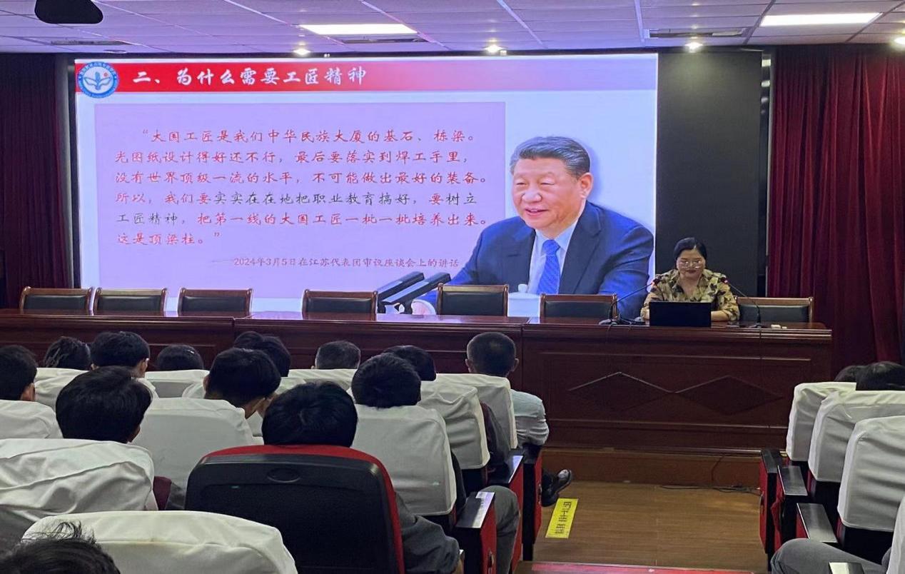 劳模工匠进校园_html_78fb1763.jpg