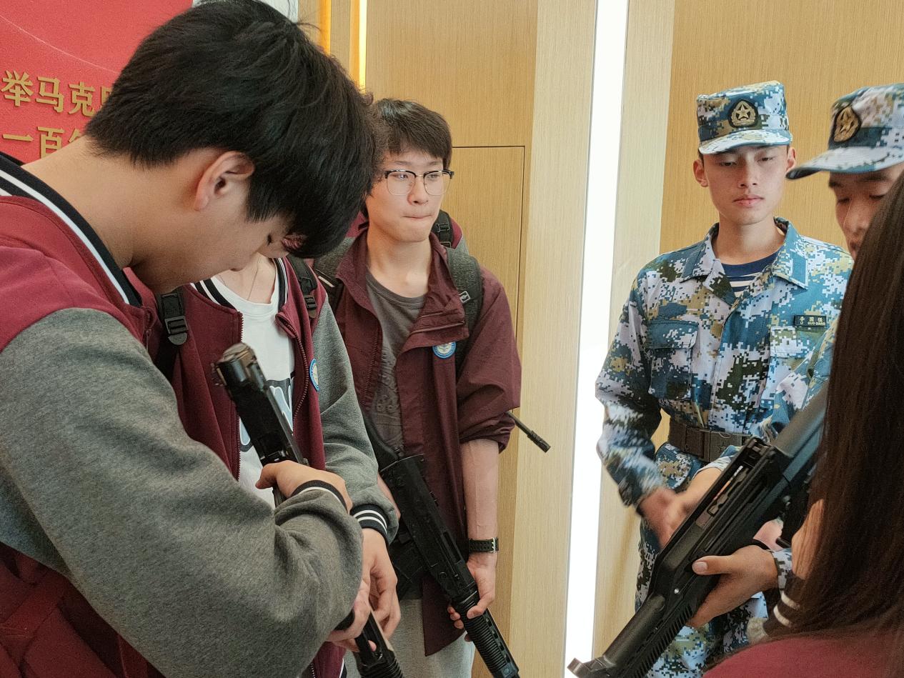 5月21日 栖霞行知行通讯稿   学生到南京信息职业技术学院国防教育馆参观学习_html_7267a066.jpg