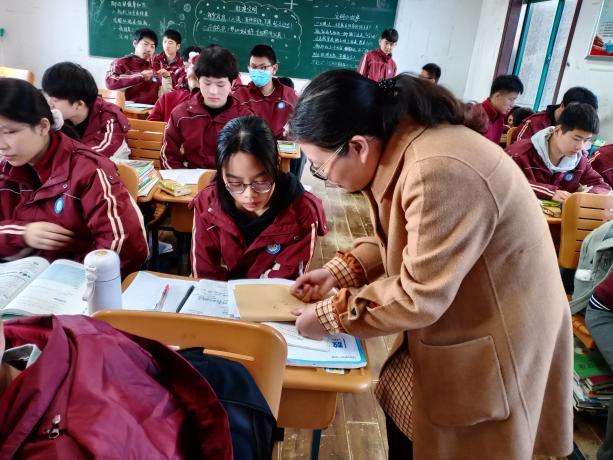 综合高中“新”教师教学督导活动报导_html_m37e007e2.jpg