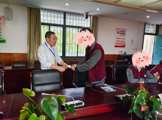 退休教师协会以书传情_html_m49623e40.png