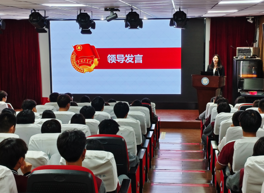 佩戴团徽承使命_html_352dba66.png
