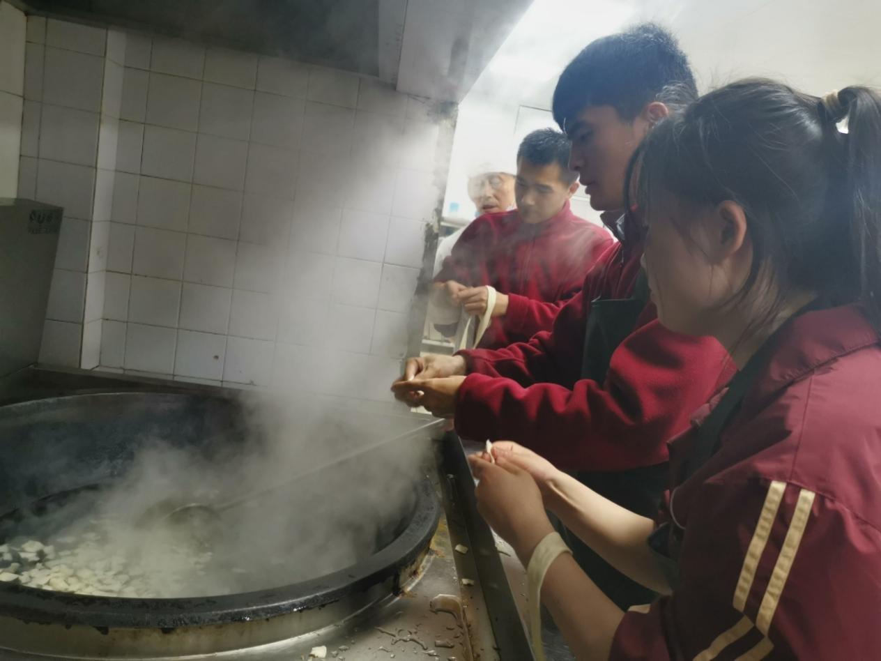 享美味“食”光，解最深乡愁-21物联网青海班开展学生制作家乡美食活动_html_30ed482f.jpg