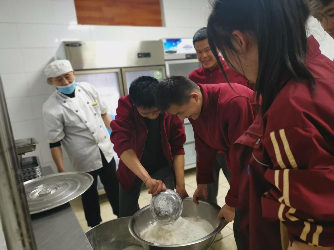 享美味“食”光，解最深乡愁-21物联网青海班开展学生制作家乡美食活动_html_3559fedf.jpg