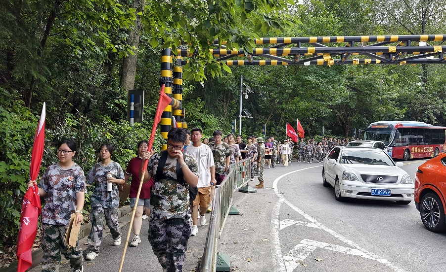青春心向党，铁血铸军魂_html_m3f77b96d.png