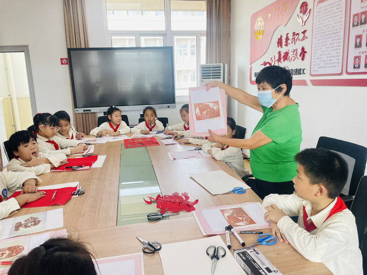 【灵美龙小·龙岸】童心爱祖国，文化永传承——龙潭中心小学龙岸花园校区国庆节剪纸活动_html_m55afbc90.jpg
