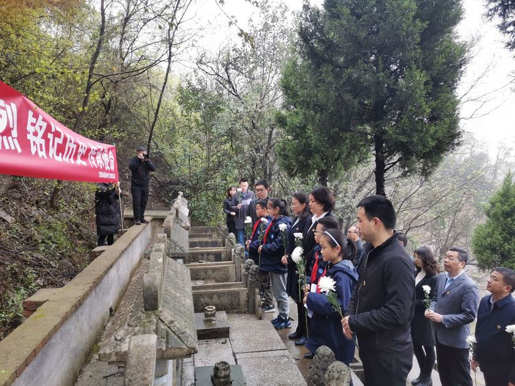 【江畔先锋·团队活动】红领巾致敬抗洪烈士——龙潭中心小学江畔人家校区清明祭英烈