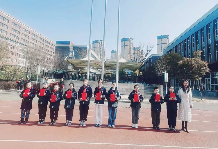 2025.2.13春光为序 共赴新程——龙潭中心小学举行2024-2025学年第二学期开学典礼_html_6af725be.jpg