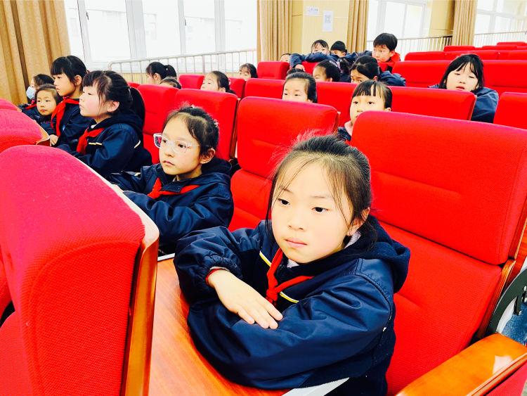 【灵美龙小】与法同行 法治进校园——龙潭中心小学开展法治教育专题讲座_html_mccb859.jpg