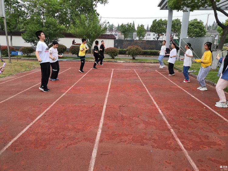 靖安小学阳光体育节报道（图文）_html_5da13609.jpg