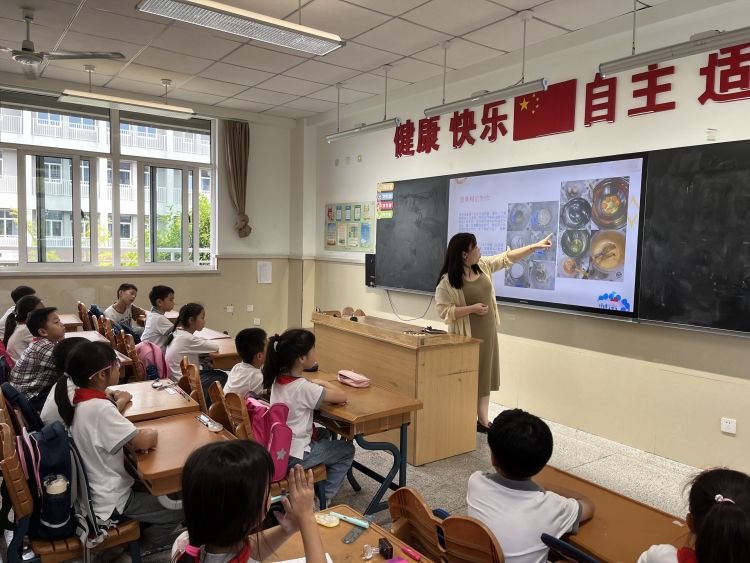 【灵美龙小】家校共育 携手同行——龙潭中心小学校外劳动辅导员进校园活动_html_m4723f79e.jpg