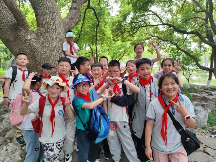 2025.4.10用脚步丈量金陵 用眼睛记录春天——龙潭中心小学开展春季社会实践活动_html_4b1b9289.jpg