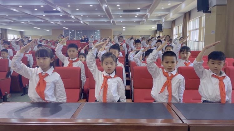 【灵美龙小·少先队】红领巾爱祖国——龙潭中心小学（本部）一年级分批入队_html_md11f613.jpg