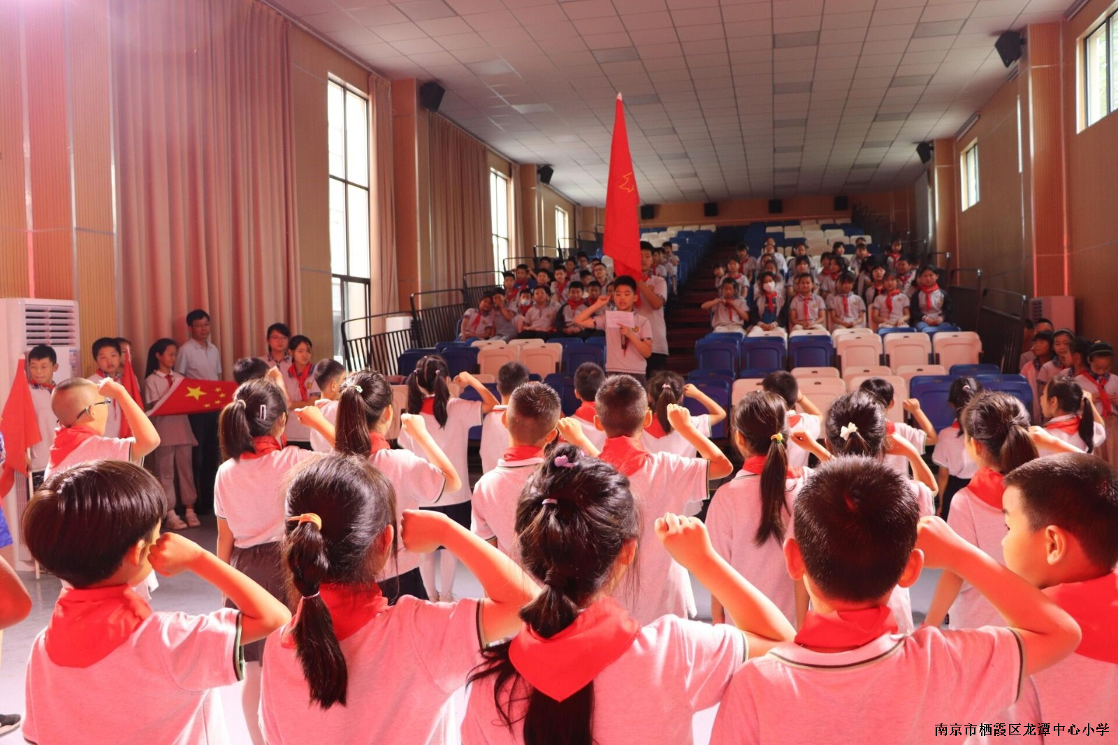 【雅韵先锋·团队活动】童心喜迎二十大 我为队旗添光彩 ——靖安小学举行一年级入队仪式