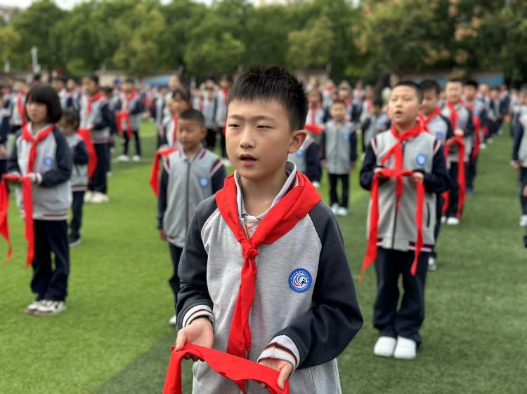 【灵美龙小】争做新时代好队员—龙潭中心小学举行2022级第二批入队仪式_html_323f9351.jpg